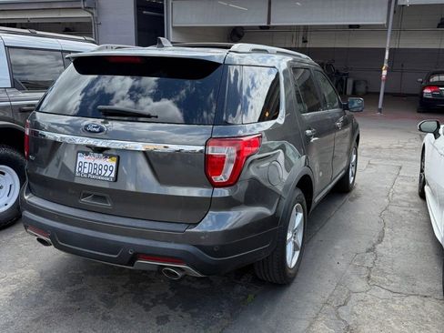 Used 2018 Ford Explorer XLT FWD image 6