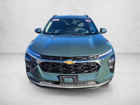 Used 2025 Chevrolet Trax LT FWD image 2