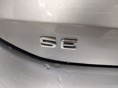 Used 2025 Volkswagen Tiguan SE FWD image 14