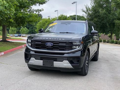 Used 2025 Ford Expedition Max Platinum AWD/4WD image 3