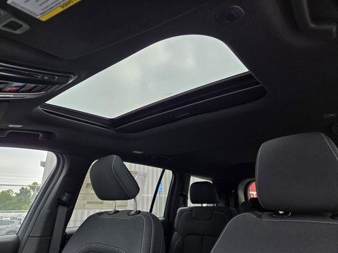 New 2025 Jeep Grand Cherokee L Laredo image 23