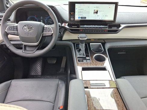Used 2025 Toyota Sienna Limited image 15