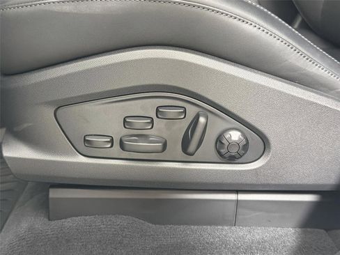 Certified 2025 Porsche Macan Electric RWD image 32