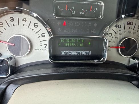 Used 2014 Ford Expedition XLT w/ Equipment Group 202A RWD image 5