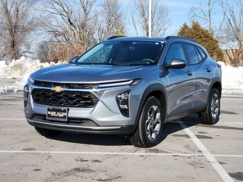 Used 2025 Chevrolet Trax LT image 3