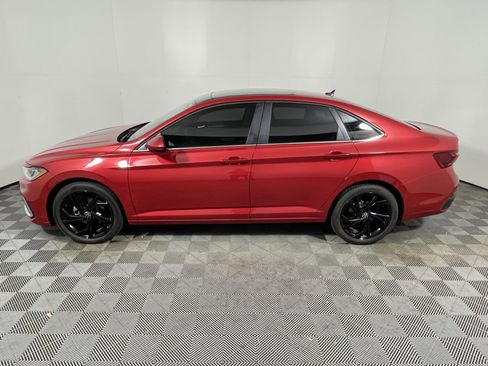 Used 2025 Volkswagen Jetta SE image 2