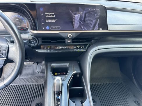 Used 2023 Toyota Crown Limited image 33