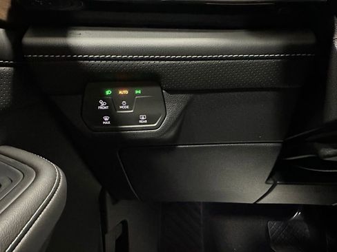 Used 2025 Volkswagen Atlas SE image 17