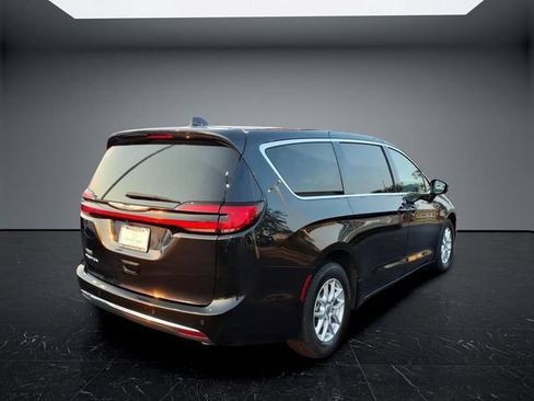 Used 2023 Chrysler Pacifica Touring-L FWD image 7