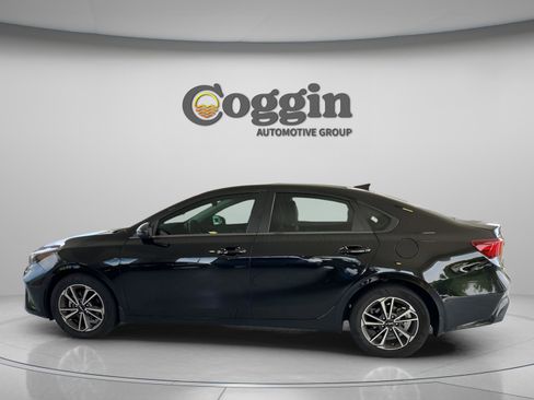 Used 2022 Kia Forte LXS FWD image 2