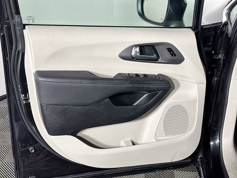 Used 2023 Chrysler Pacifica Touring-L image 10