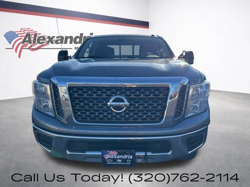 Used 2018 Nissan Titan SV w/ SV Convenience Package image 2