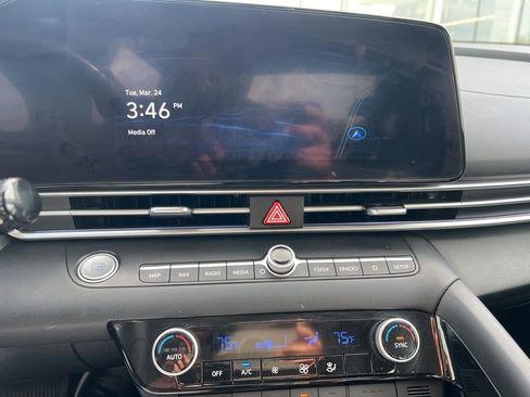 Used 2024 Hyundai Elantra Limited image 6