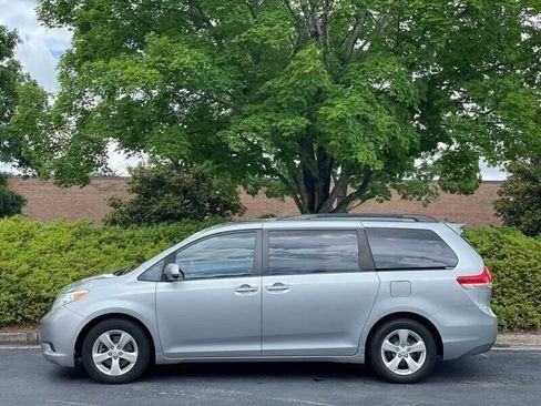 Used 2013 Toyota Sienna XLE image 4
