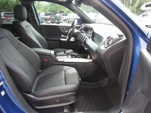 Used 2025 Mercedes-Benz GLB 250 4MATIC image 19