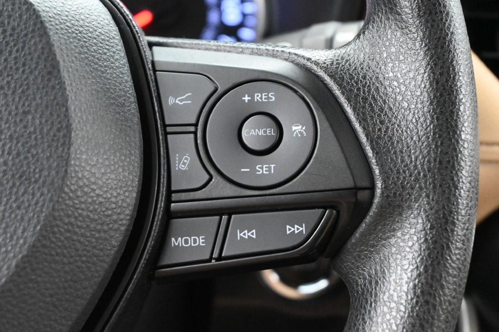 Used 2022 Toyota RAV4 XLE w/ Convenience Package FWD image 7