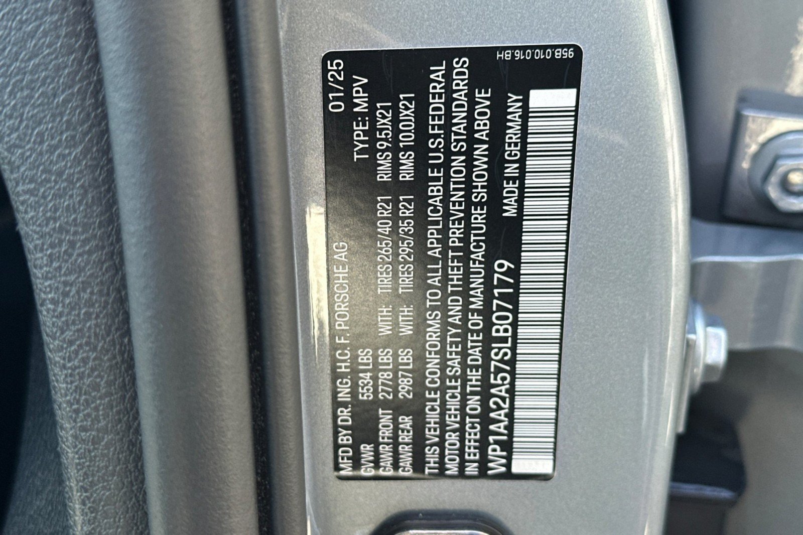 Certified 2025 Porsche Macan AWD/4WD image 29