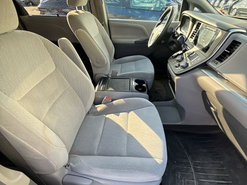 Used 2015 Toyota Sienna LE FWD image 7