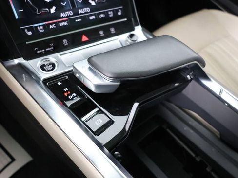 Used 2024 Audi Q8 e-tron Premium Plus w/ Premium Plus Package image 17