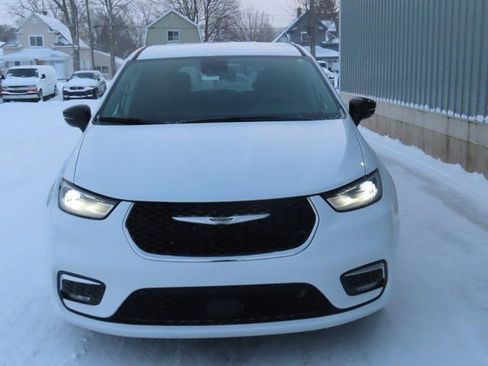 Used 2024 Chrysler Pacifica Touring-L image 12