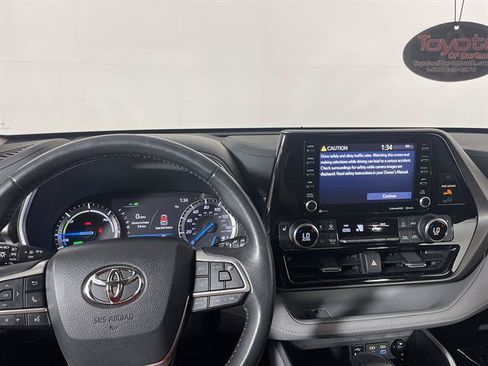 Used 2022 Toyota Highlander XLE AWD/4WD image 16
