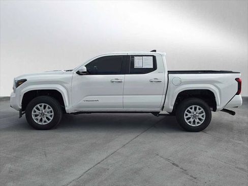 Certified 2025 Toyota Tacoma SR5 AWD/4WD image 4