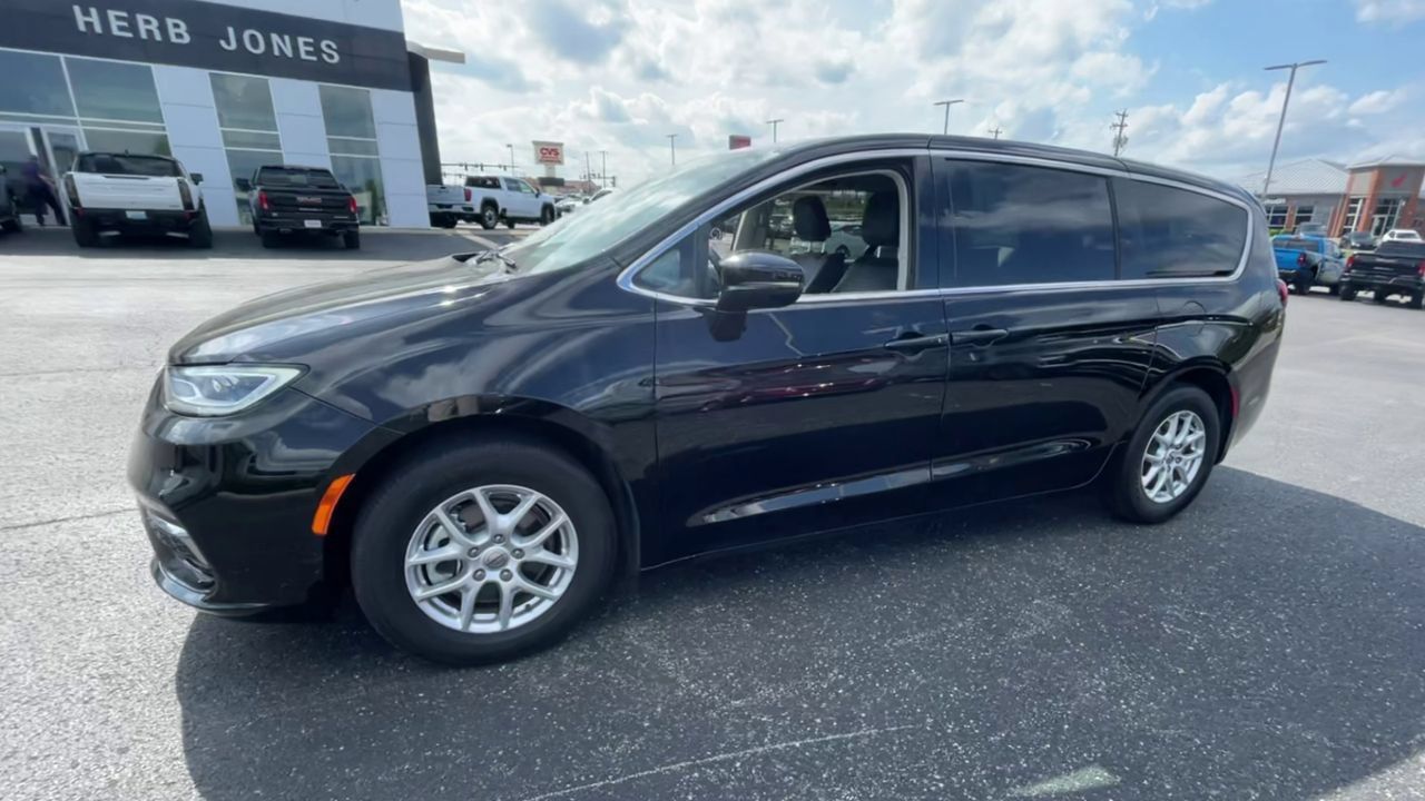 Used 2024 Chrysler Pacifica Touring-L FWD image 4