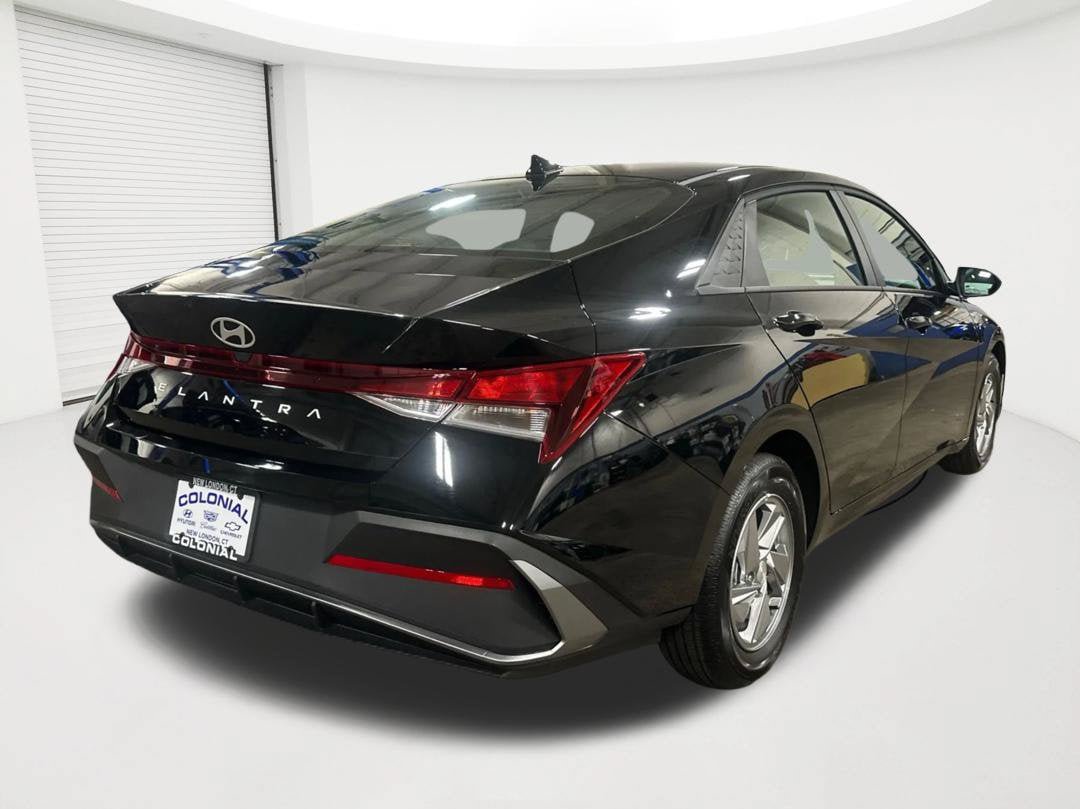 Used 2026 Hyundai Elantra SE FWD image 5