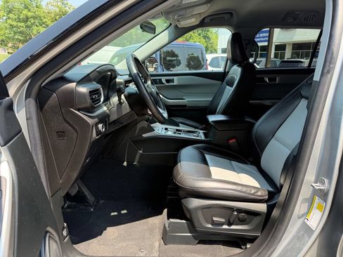 Used 2023 Ford Explorer XLT w/ Equipment Group 202A AWD/4WD image 23