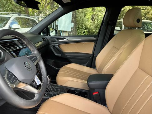 Used 2024 Volkswagen Tiguan SE w/ Panoramic Sunroof Package image 61