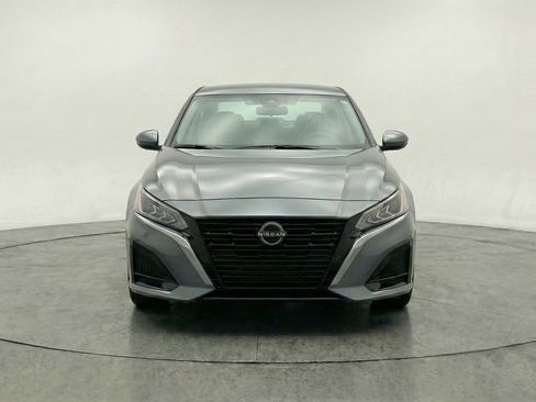 Used 2025 Nissan Altima 2.5 SV image 2