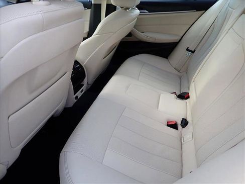 Used 2022 BMW 530e xDrive w/ Premium Package image 5