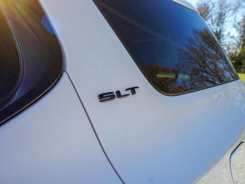 Used 2023 GMC Acadia SLT w/ Elevation Edition image 3