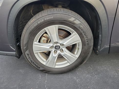 Used 2021 Toyota Highlander LE image 5