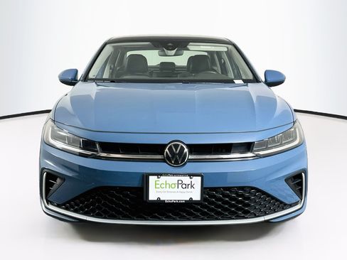 Used 2025 Volkswagen Jetta SE FWD image 2