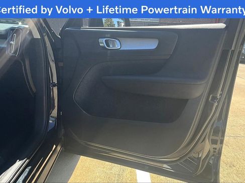 Used 2022 Volvo XC40 T5 Momentum image 24