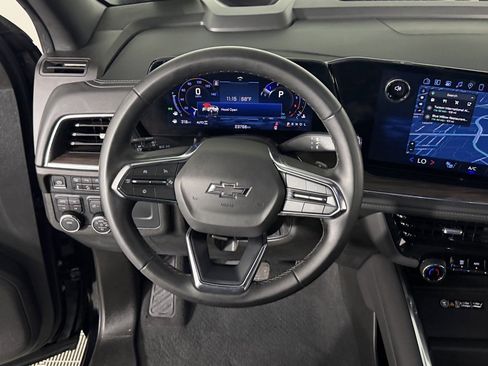 Used 2025 Chevrolet Suburban Z71 image 13