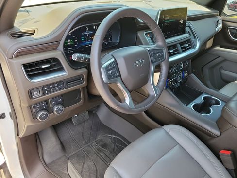 Used 2022 Chevrolet Tahoe Z71 w/ Luxury Package image 3