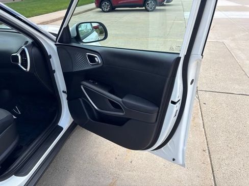 Used 2025 Kia Soul LX FWD image 21