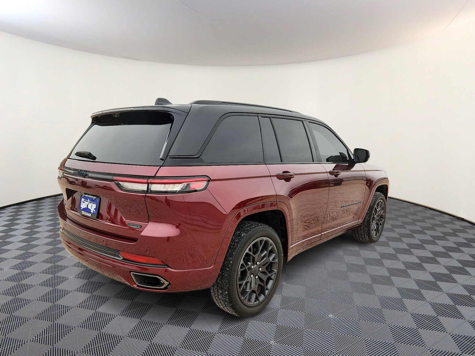 Used 2023 Jeep Grand Cherokee Summit w/ Advanced Protech Group IV AWD/4WD image 4