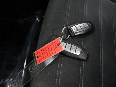 Used 2022 Mitsubishi Outlander SE image 32