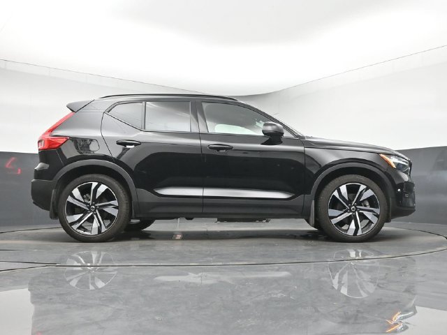 Used 2023 Volvo XC40 B5 Plus w/ Driver Assist Package AWD/4WD image 17