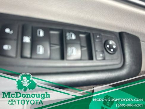 Used 2020 Chrysler Pacifica Touring-L FWD image 16