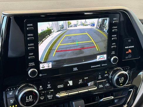 Used 2020 Toyota Highlander Limited FWD image 21