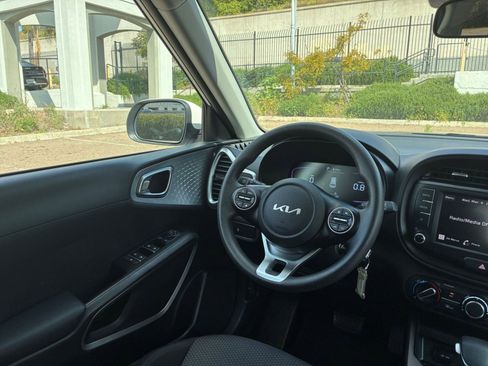 Used 2025 Kia Soul LX w/ LX Technology Package image 32
