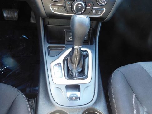 Used 2015 Jeep Cherokee Latitude image 15