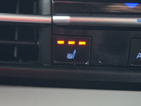 Used 2022 Toyota Sienna XSE w/ XSE Plus Package image 9