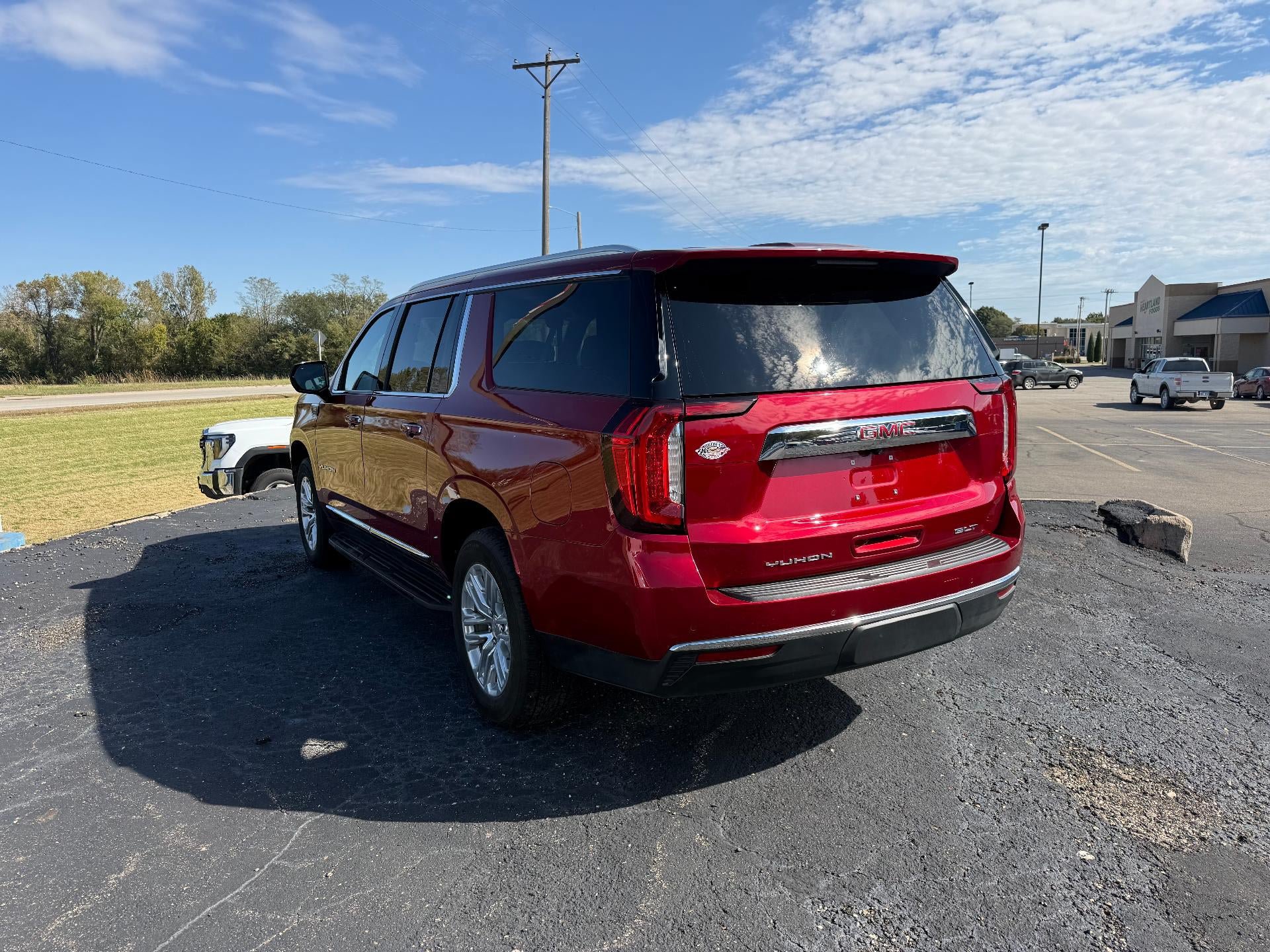 Used 2023 GMC Yukon XL SLT AWD/4WD image 3