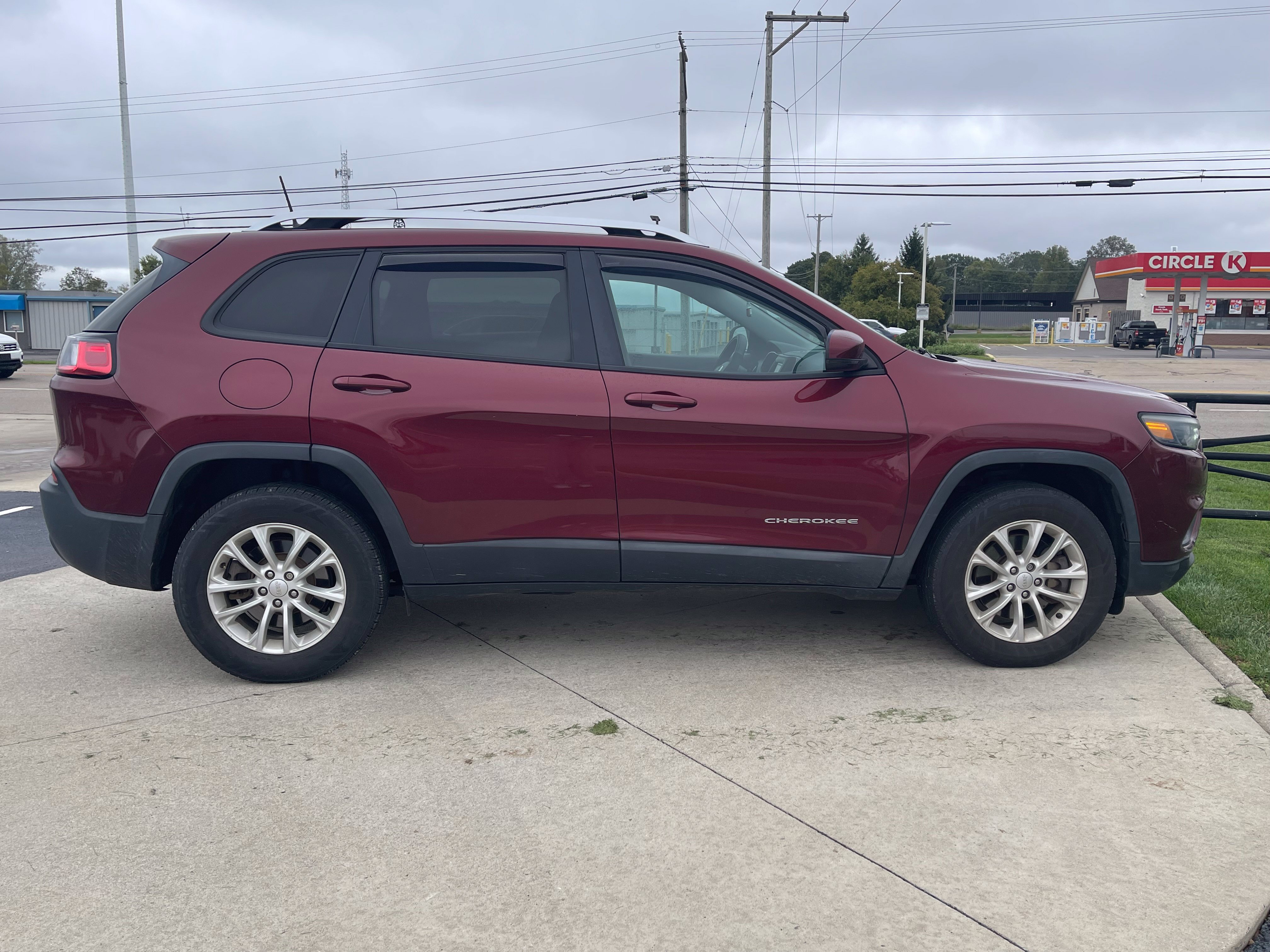 Used 2020 Jeep Cherokee Latitude w/ Cold Weather Group AWD/4WD image 7