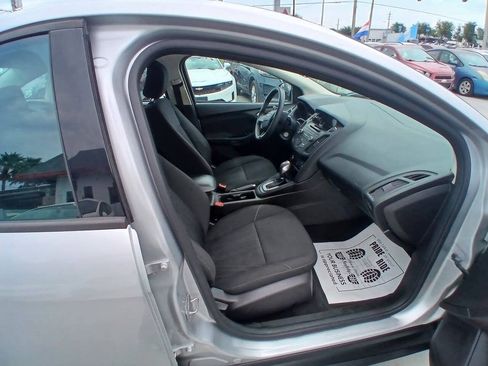 Used 2016 Ford Focus SE FWD image 2